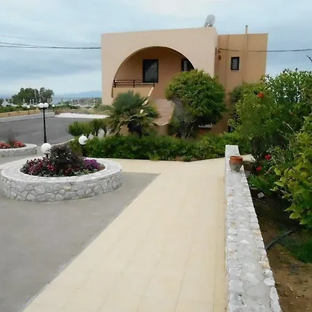 Nanakis מלון דירות 3*